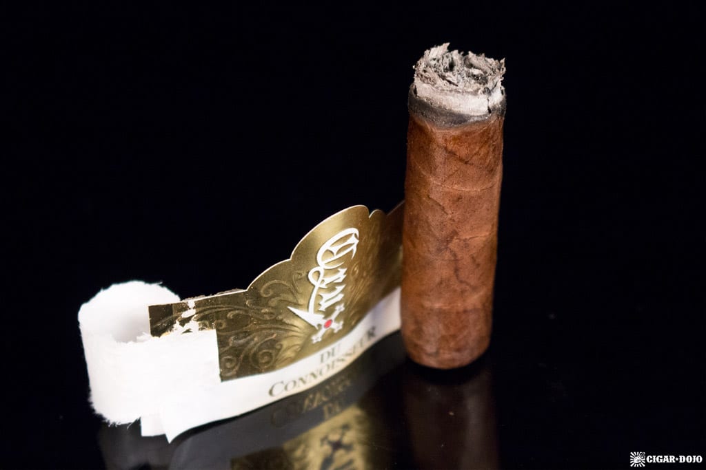 Crux du Connoisseur No. 2 cigar nubbed