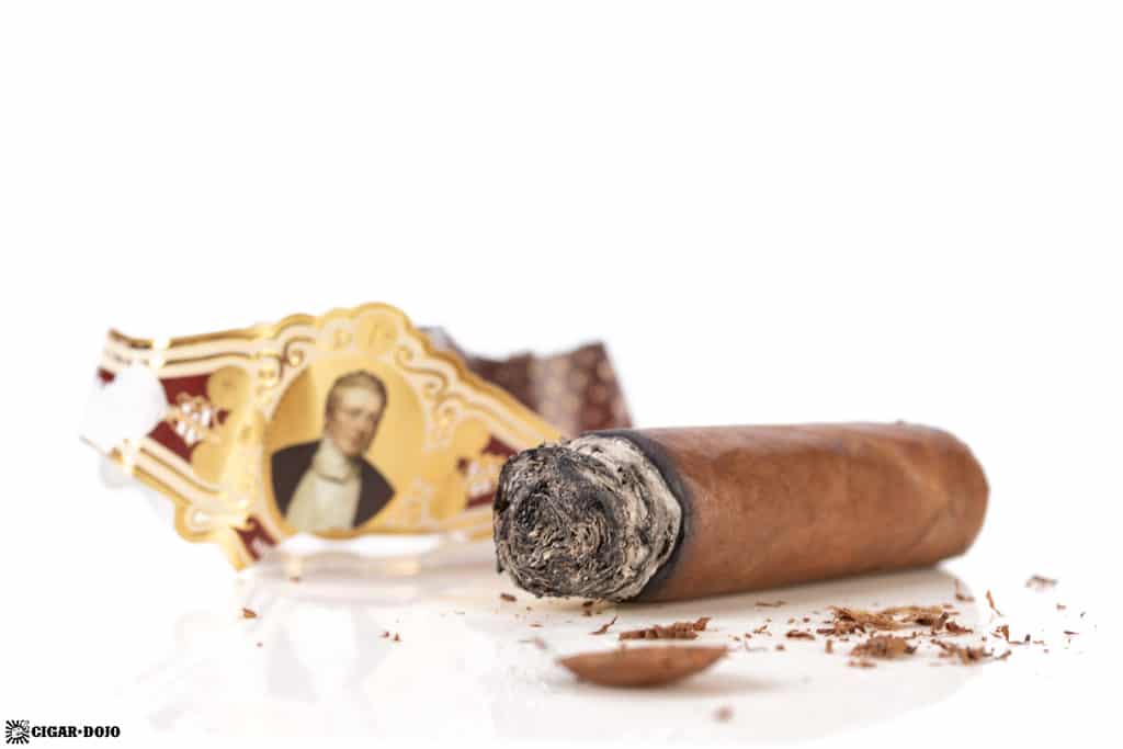 Cubariqueño Protocol Sir Robert Peel Natural cigar nub finished