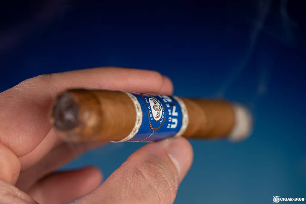 Joya de Nicaragua Número Uno L’Ambassadeur cigar smoking