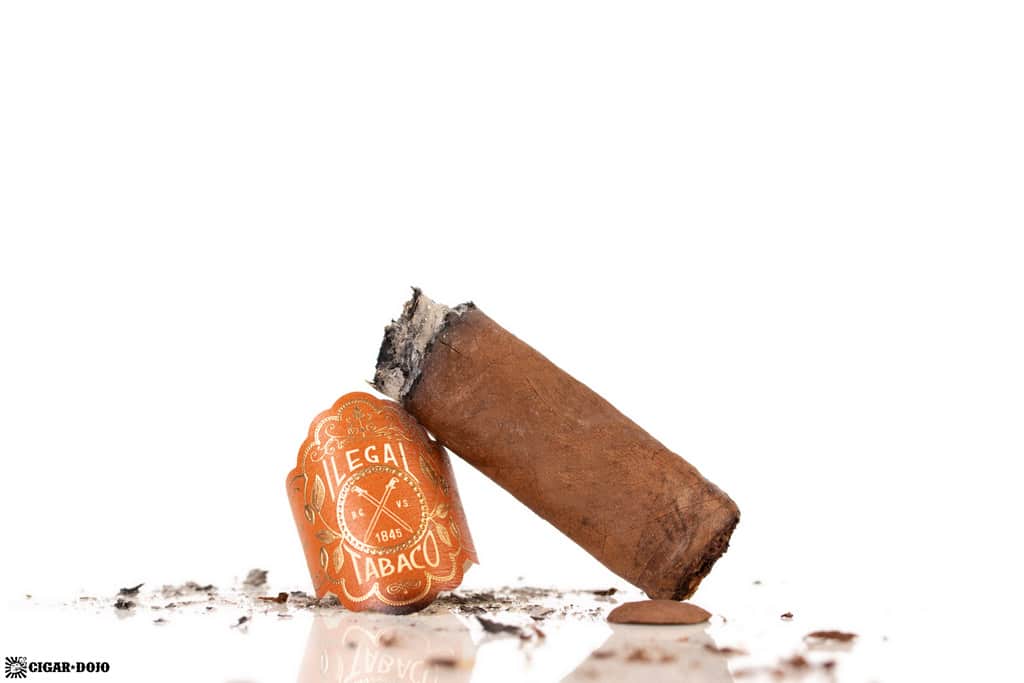 La Familia Robaina Ilegal Habano Toro cigar nub finished