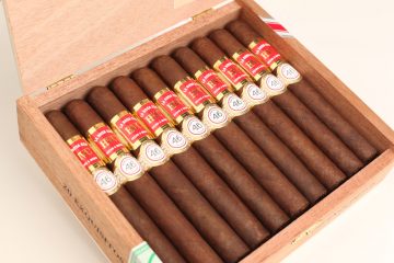 HVC La Rosa 520 Maduro Exquisitos LE 2021 cigar box open